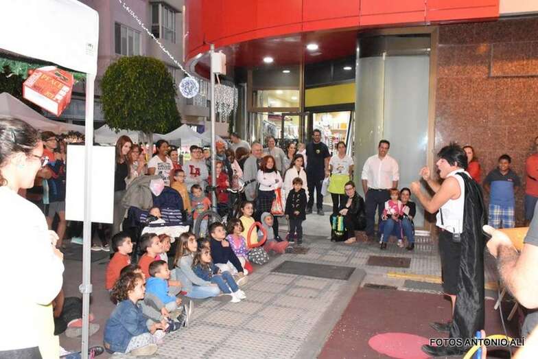 Anoche dinamizó la feria la actuación de un payaso (Foto Antonio Alí)